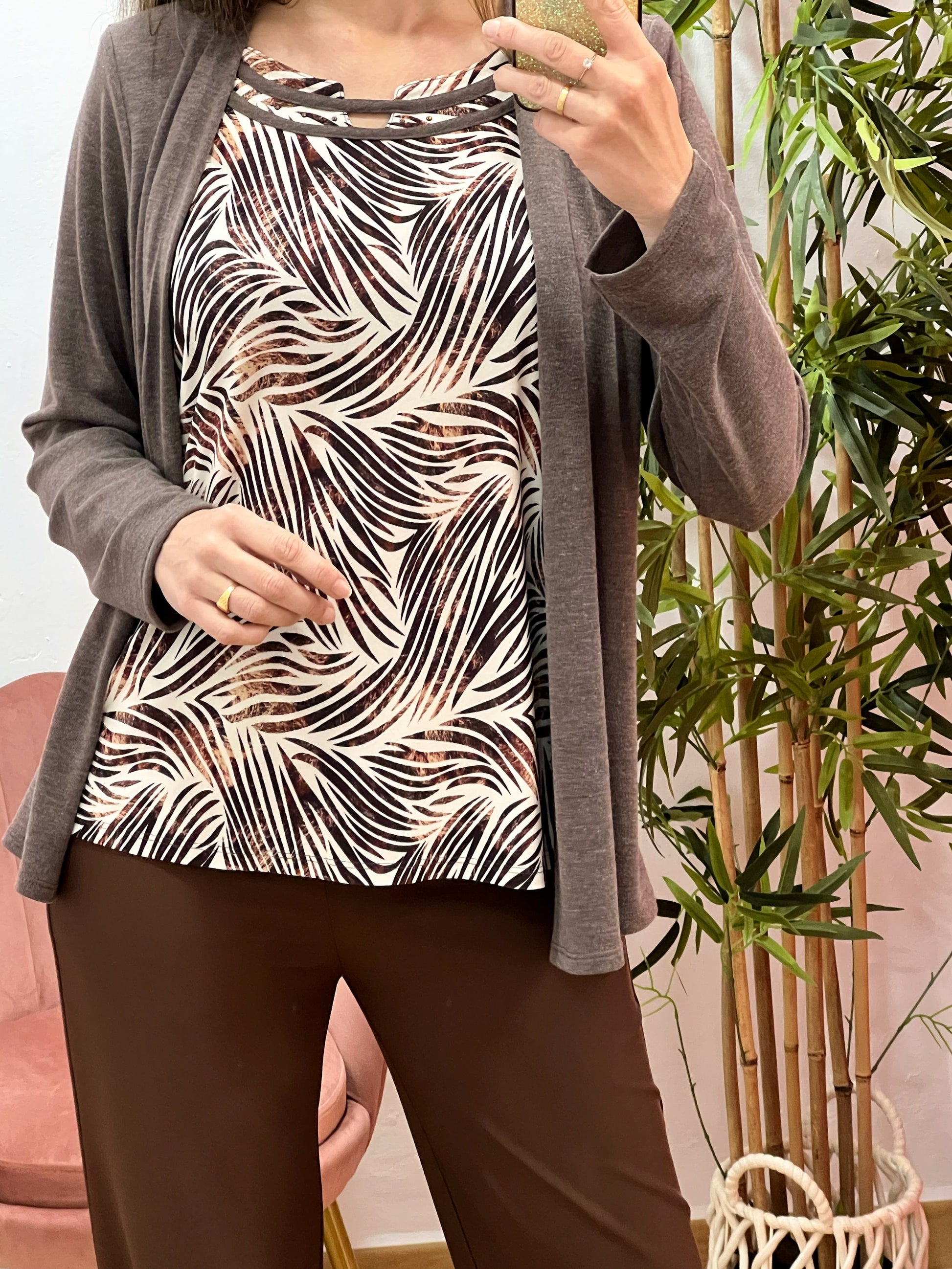 Conjunto Dos en Uno con Jersey Estampado y Chaqueta Integrada – Detalle en Escote – Diseñado y Fabricado en España El Vestidor de Inma