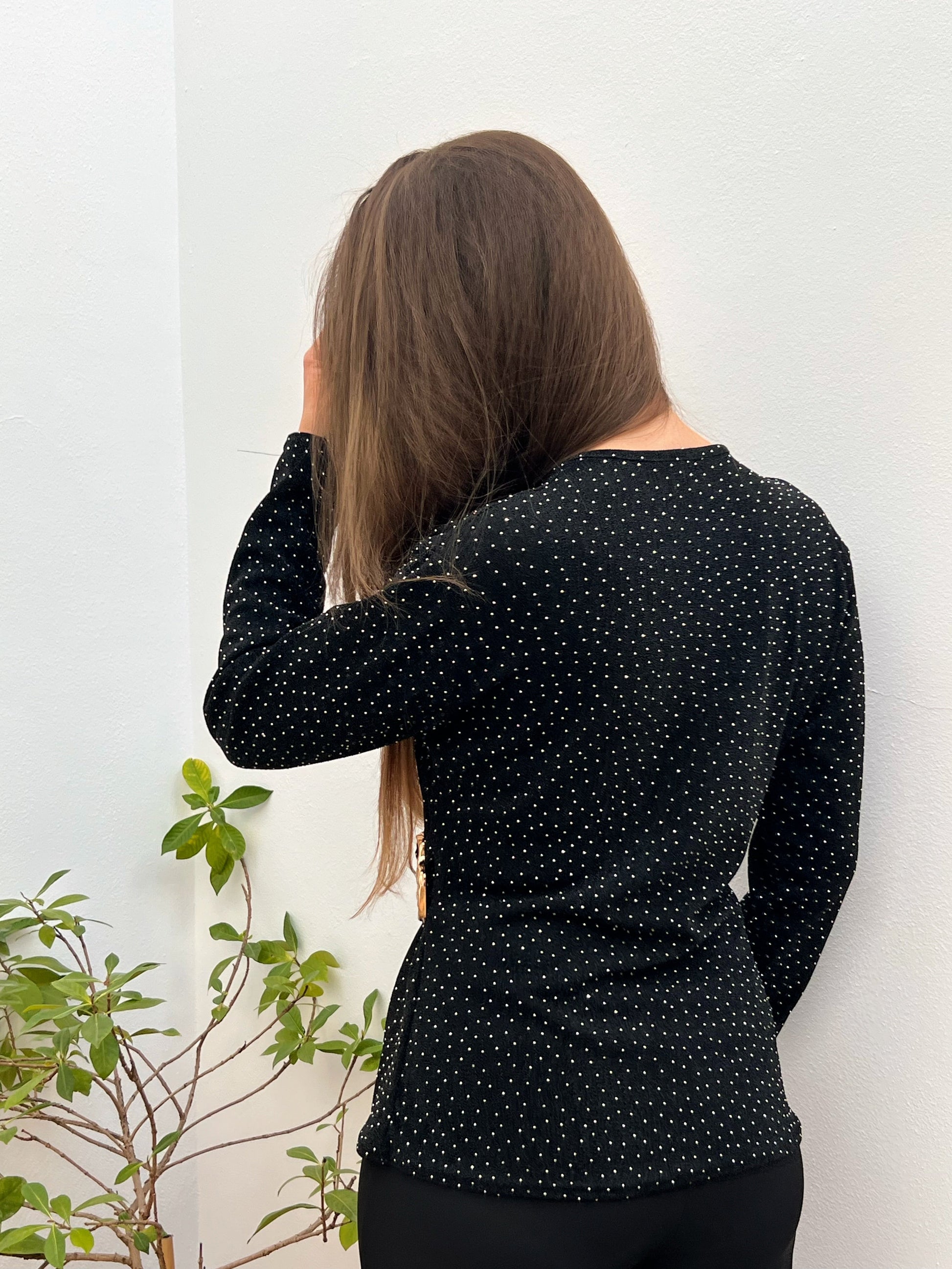 Camiseta Talla Única con Hebilla Dorada – Disponible en Azul y Negro | El Vestidor de Inma El Vestidor de Inma