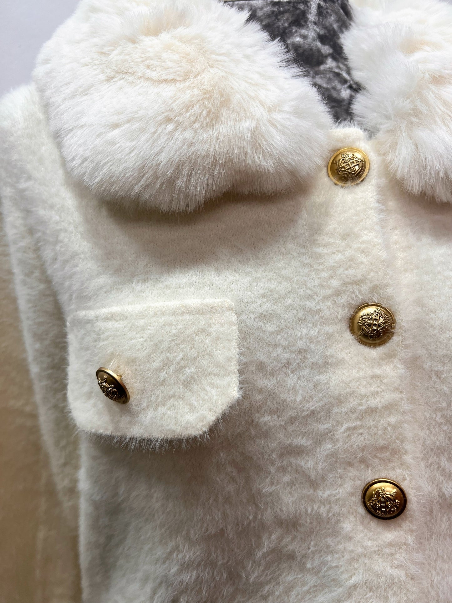 Chaqueta de Pelito con Cuello Desmontable y Botones Dorados – Talla Única El Vestidor de Inma