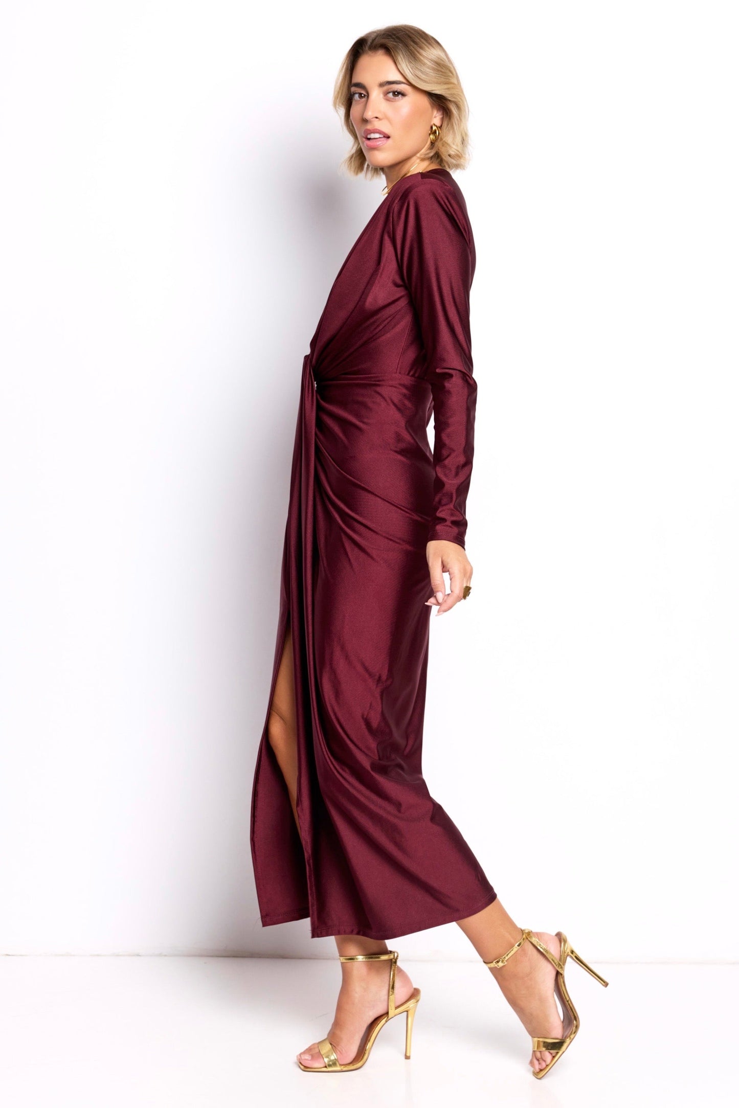 Vestido largo drapeado con escote profundo – Elegancia y sensualidad en cada color El Vestidor de Inma