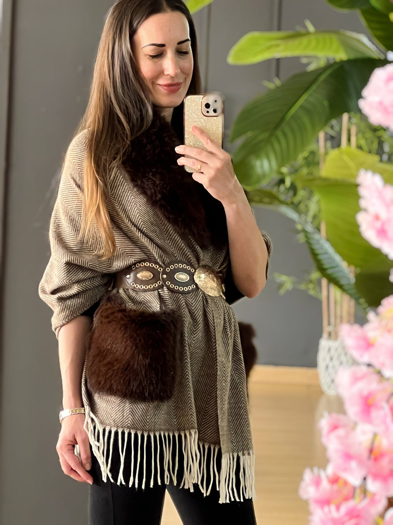 Capa con Bolsillos de Pelo – Talla Única y Disponible en Varios Colores