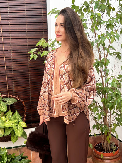 Camisa Estampada Étnica en Tonos Tierra – Talla Única El Vestidor de Inma