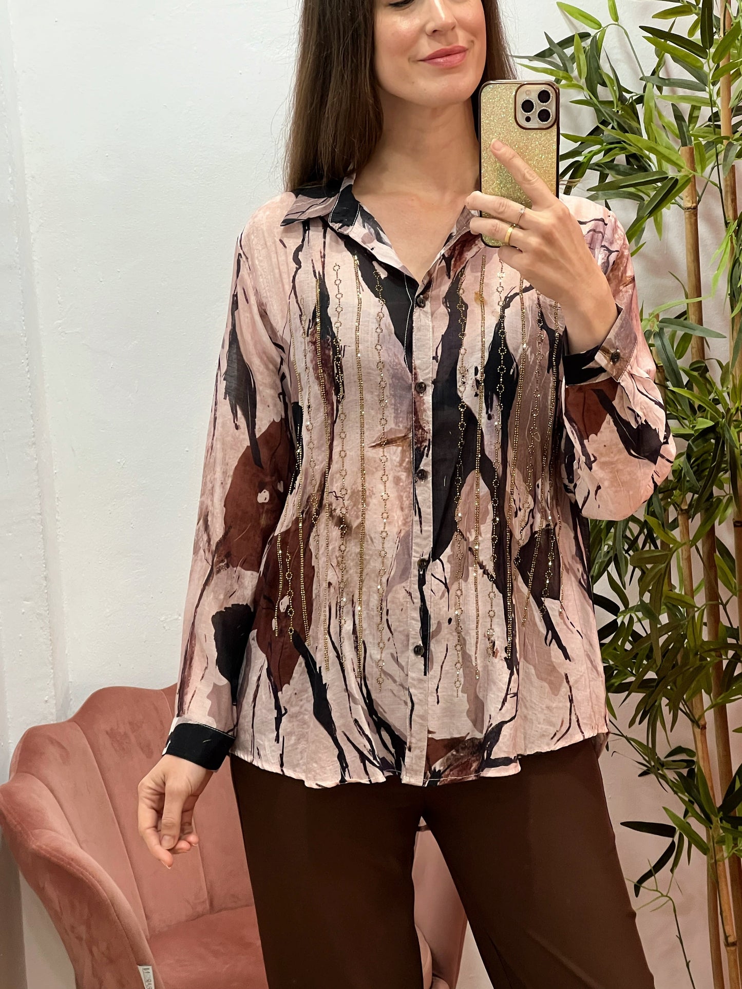 Camisa Fluida Talla Única con Strass Dorado y Estampado Abstracto en Tonos Rosa, Negro y Marrón El Vestidor de Inma