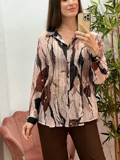 Camisa Fluida Talla Única con Strass Dorado y Estampado Abstracto en Tonos Rosa, Negro y Marrón El Vestidor de Inma