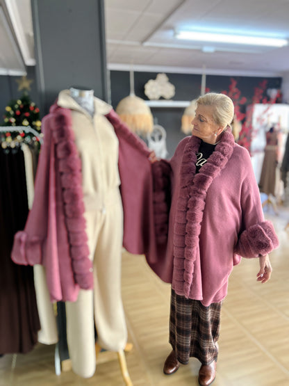 Capa con Pelo Sintético Suave – Talla Única. Elegante y Súper Estilosa El Vestidor de Inma