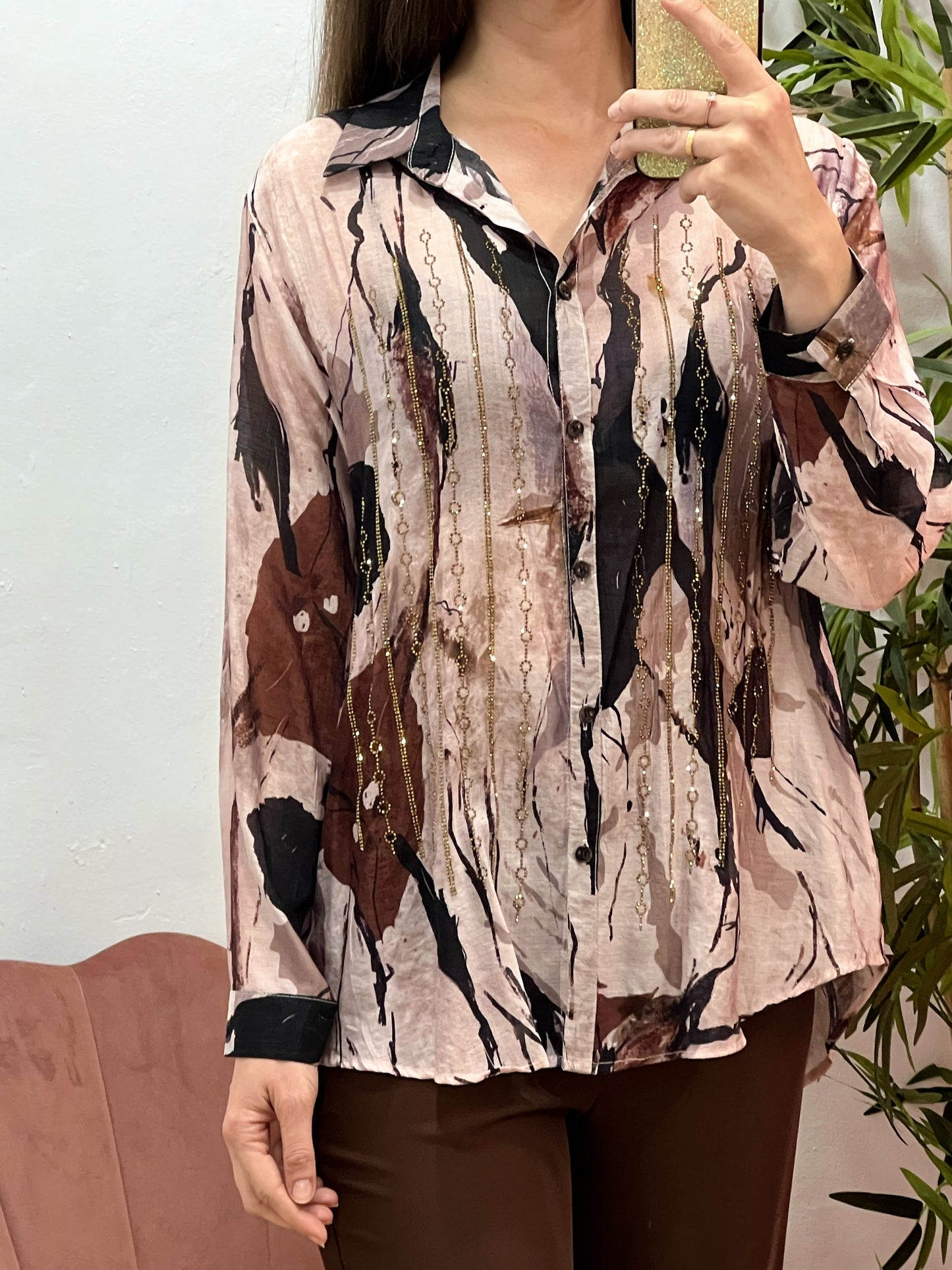 Camisa Fluida Talla Única con Strass Dorado y Estampado Abstracto en Tonos Rosa, Negro y Marrón El Vestidor de Inma