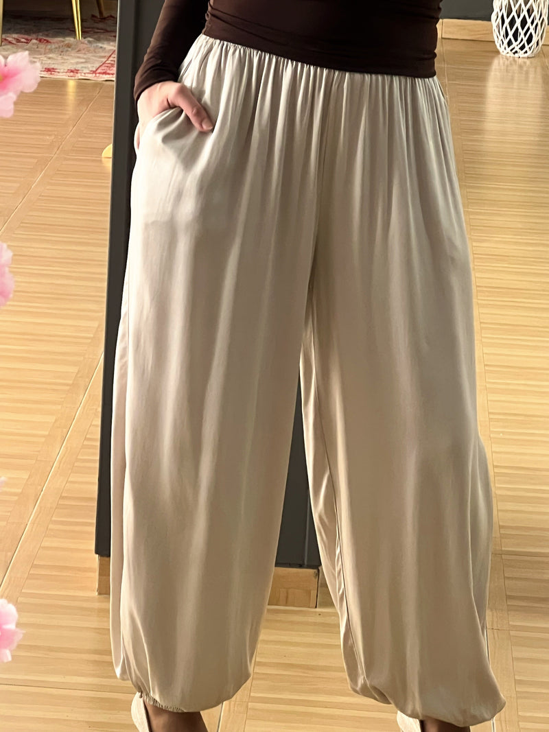 Pantalón fluido beige satinado – Talla única con cintura elástica