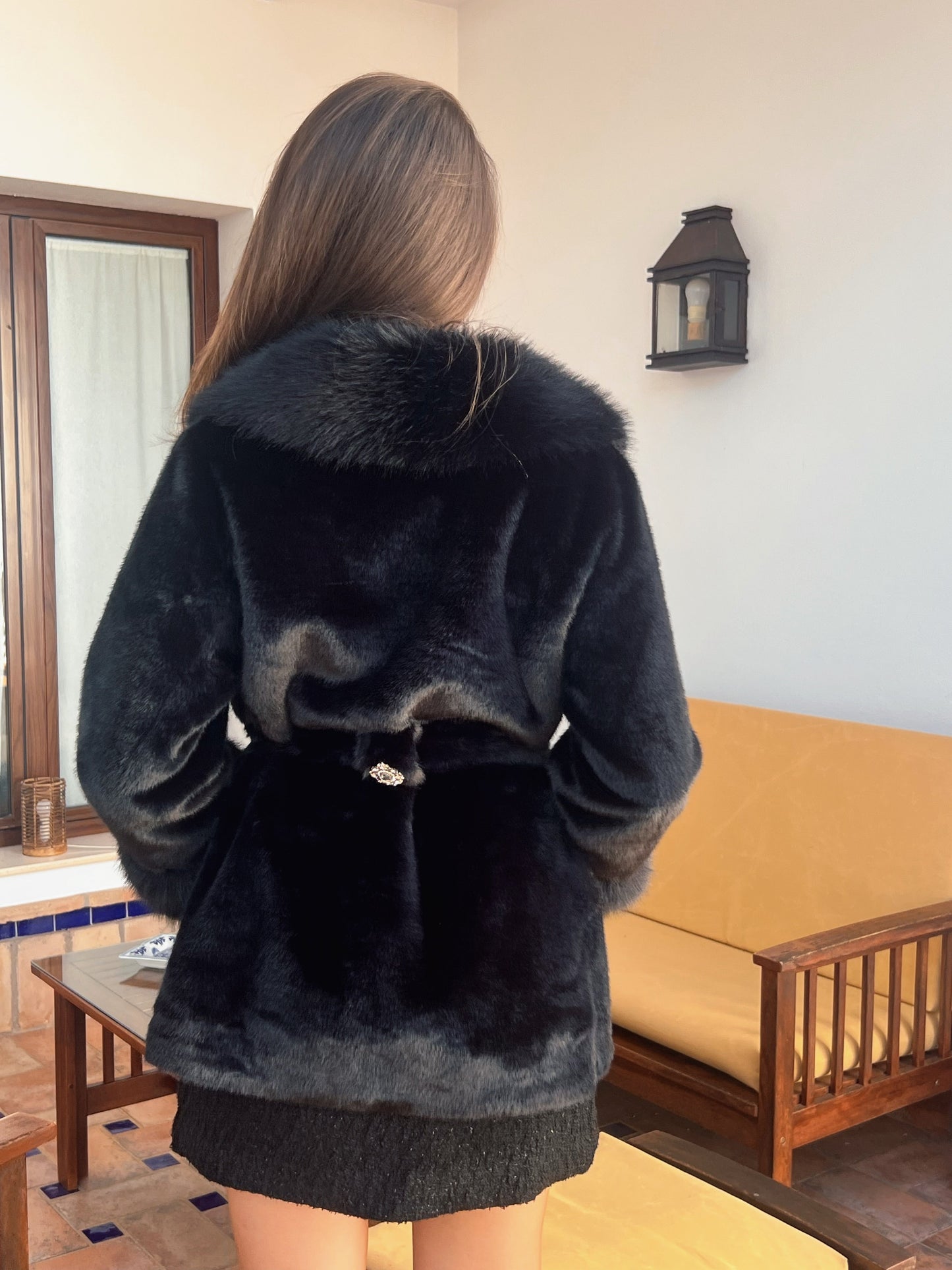 Abrigo de pelo sintético negro con tres broches joya – Talla única El Vestidor de Inma