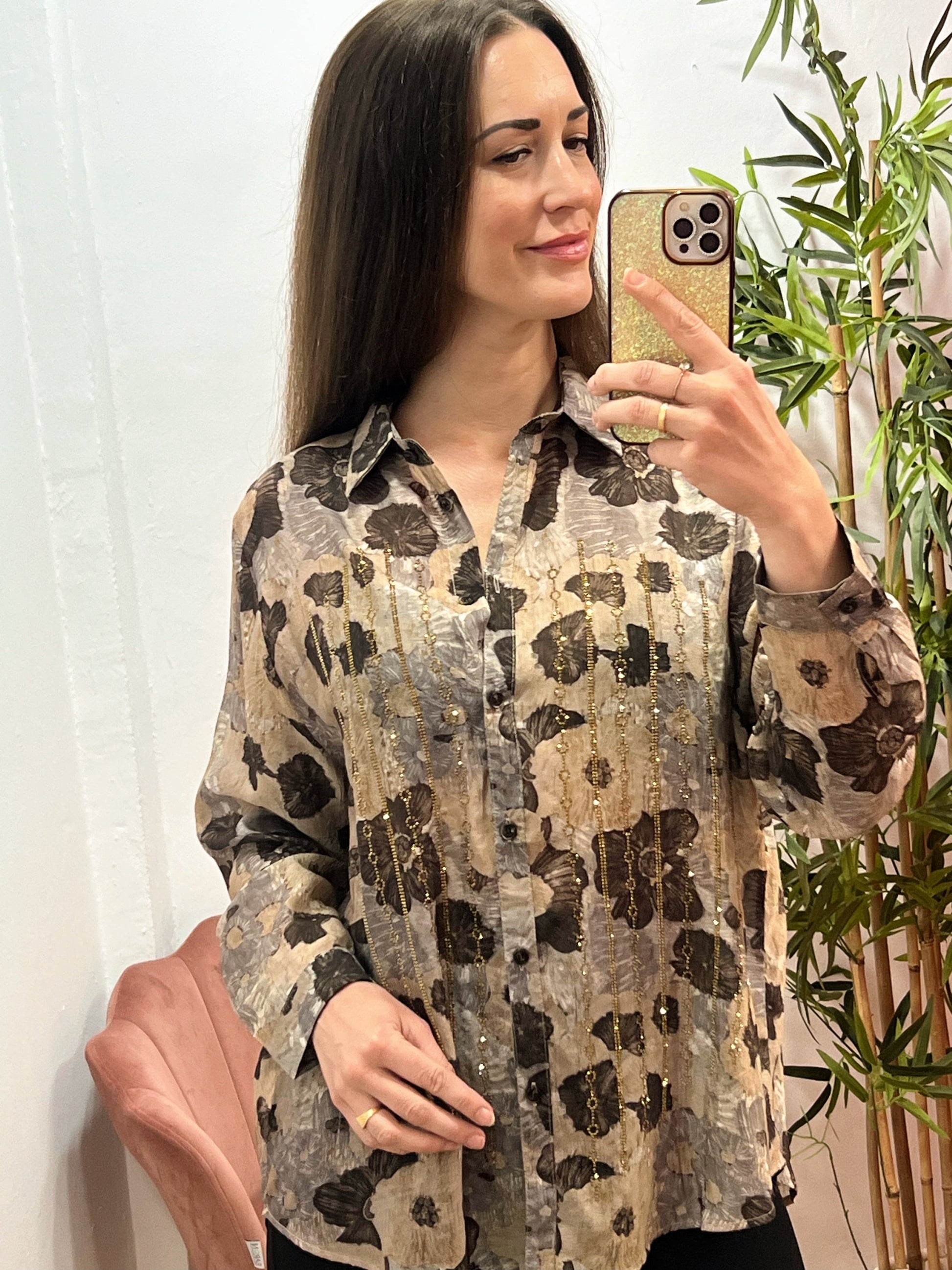 Camisa Fluida Talla Única con Strass Dorado y Estampado en Tonos Gris, Beige y Marrón El Vestidor de Inma