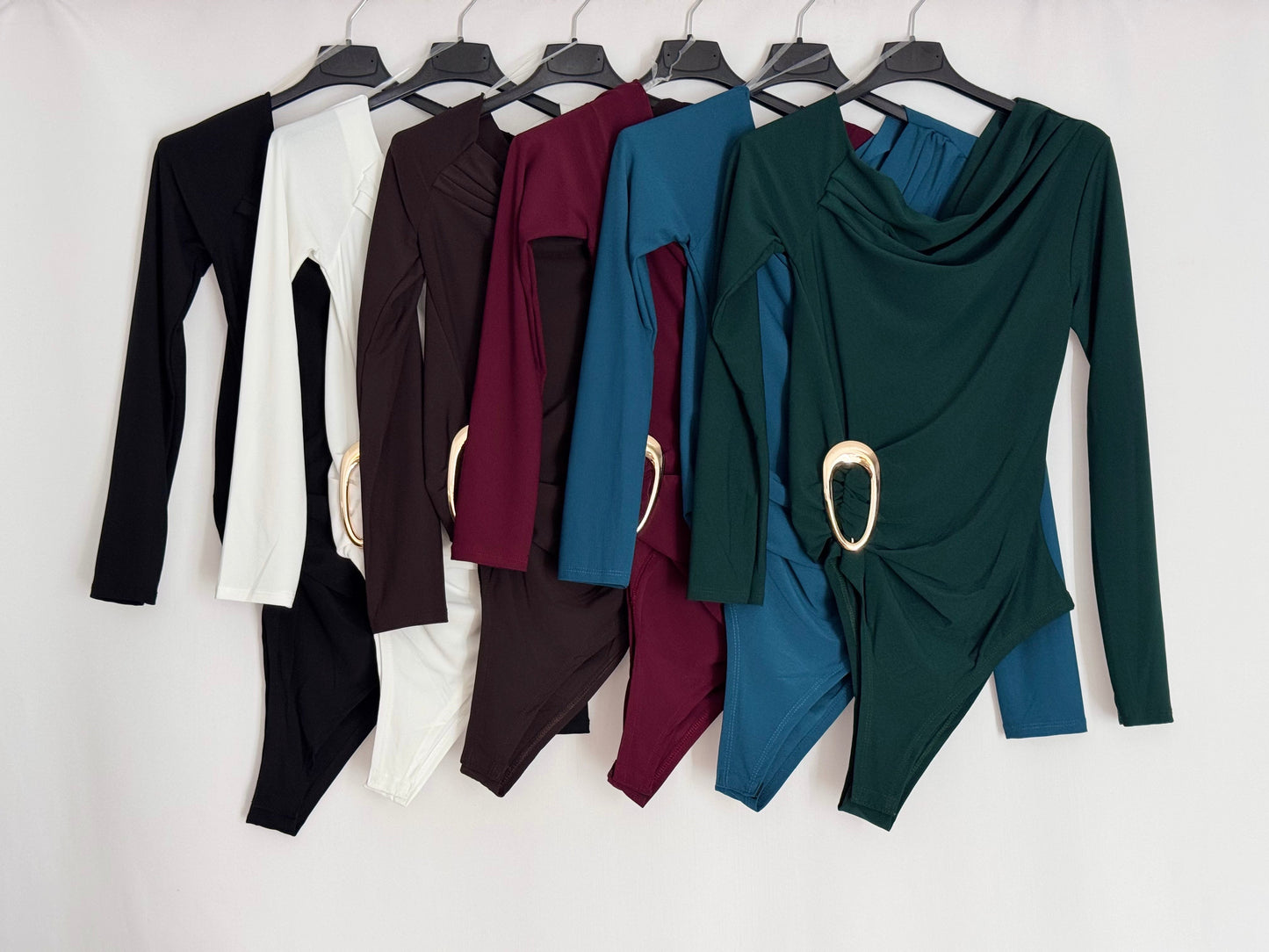 Body asimétrico con hebilla dorada – Elegancia y estilo en cada color El Vestidor de Inma