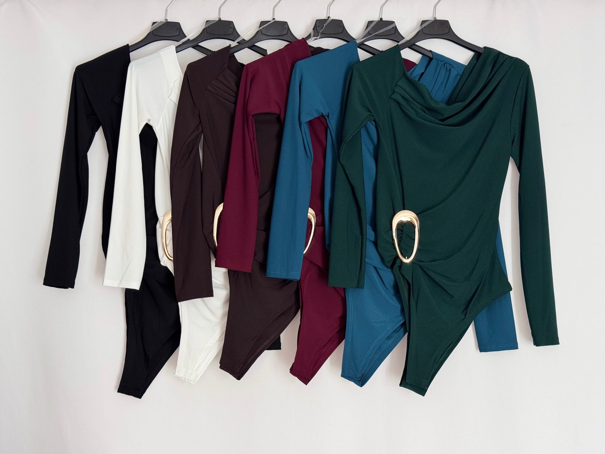 Body asimétrico con hebilla dorada – Elegancia y estilo en cada color El Vestidor de Inma