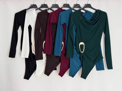 Body asimétrico con hebilla dorada – Elegancia y estilo en cada color El Vestidor de Inma