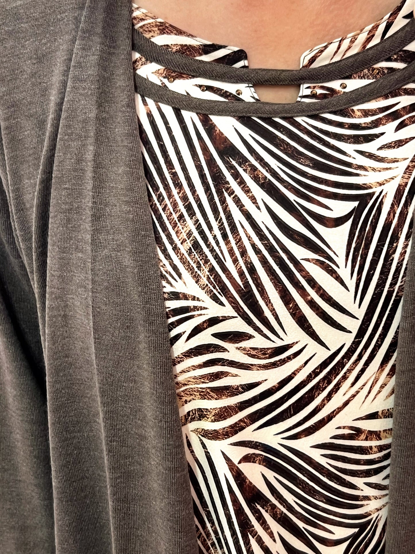 Conjunto Dos en Uno con Jersey Estampado y Chaqueta Integrada – Detalle en Escote – Diseñado y Fabricado en España El Vestidor de Inma