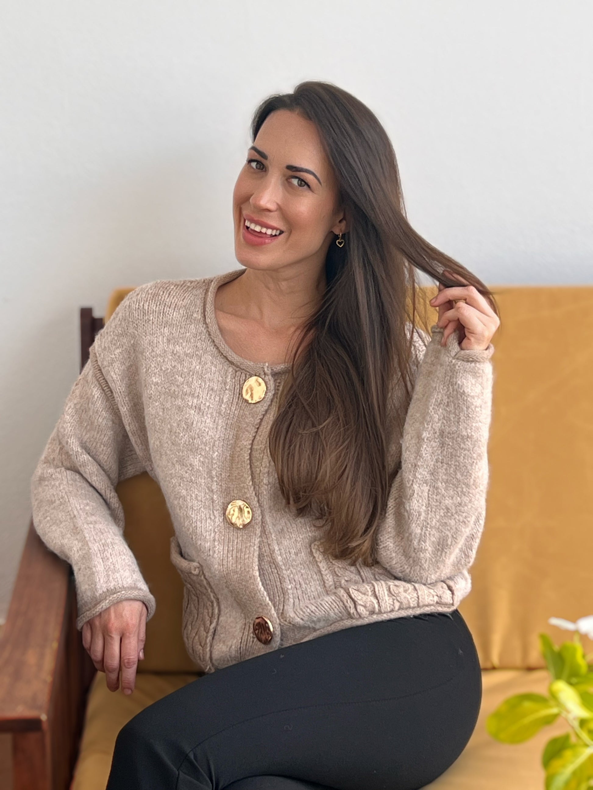 Rebeca de punto con botones dorados – Talla única con bolsillos El Vestidor de Inma