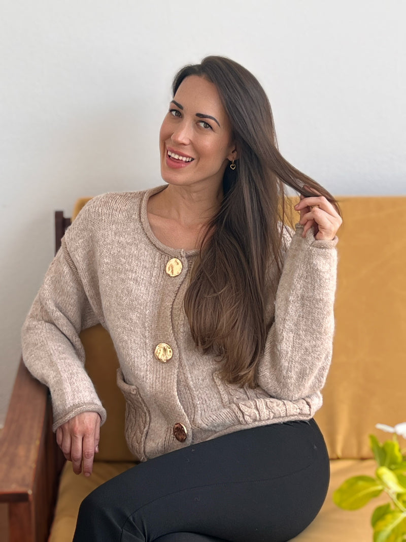 Rebeca de punto con botones dorados – Talla única con bolsillos