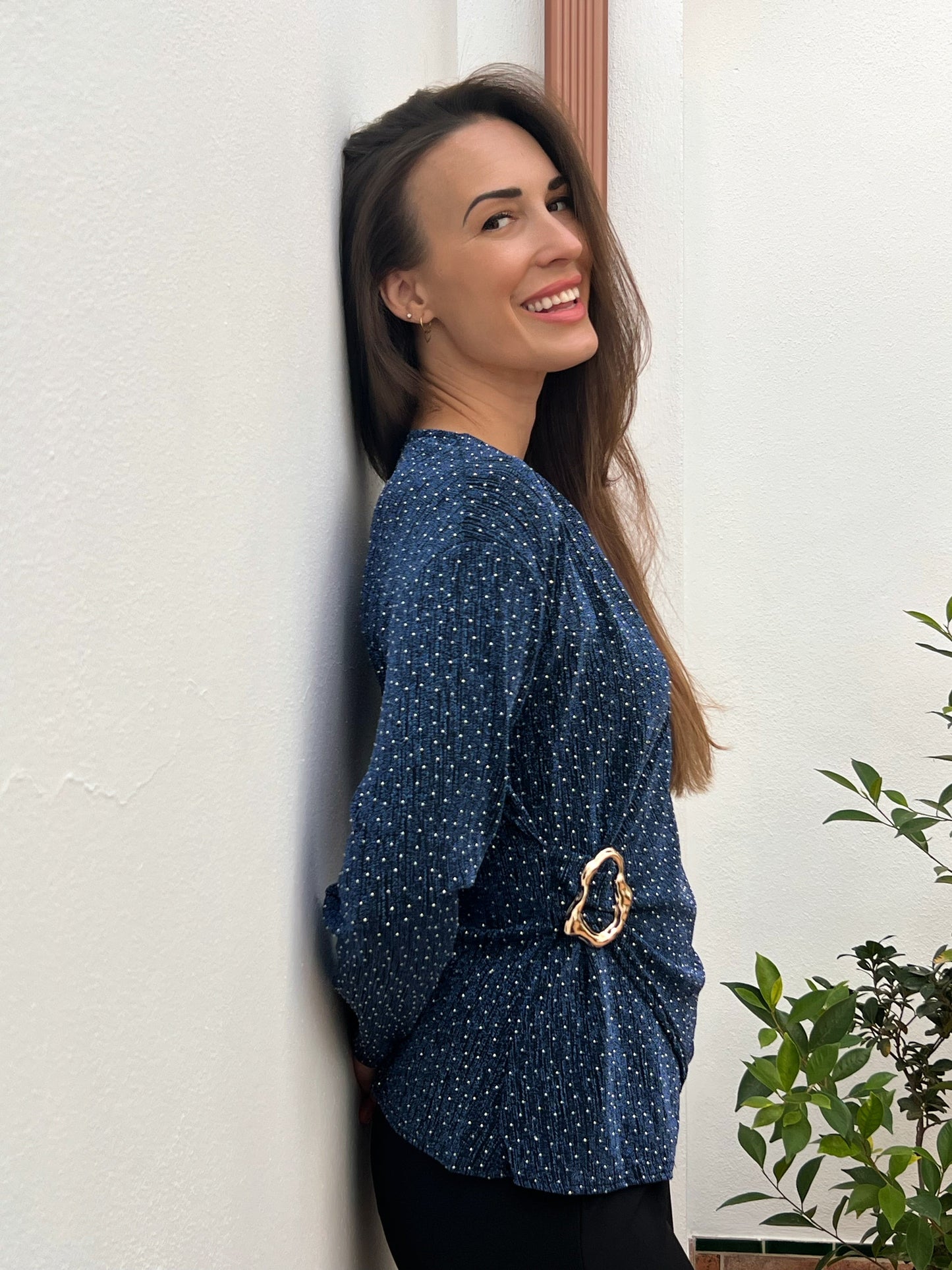 Camiseta Talla Única con Hebilla Dorada – Disponible en Azul y Negro | El Vestidor de Inma El Vestidor de Inma