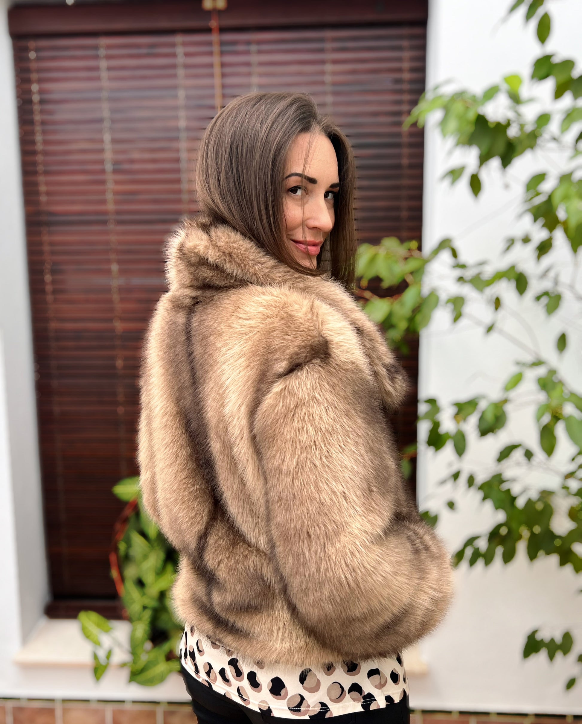 Chaqueta de Pelo Sintético con Broches y Bolsillos – Talla Única El Vestidor de Inma