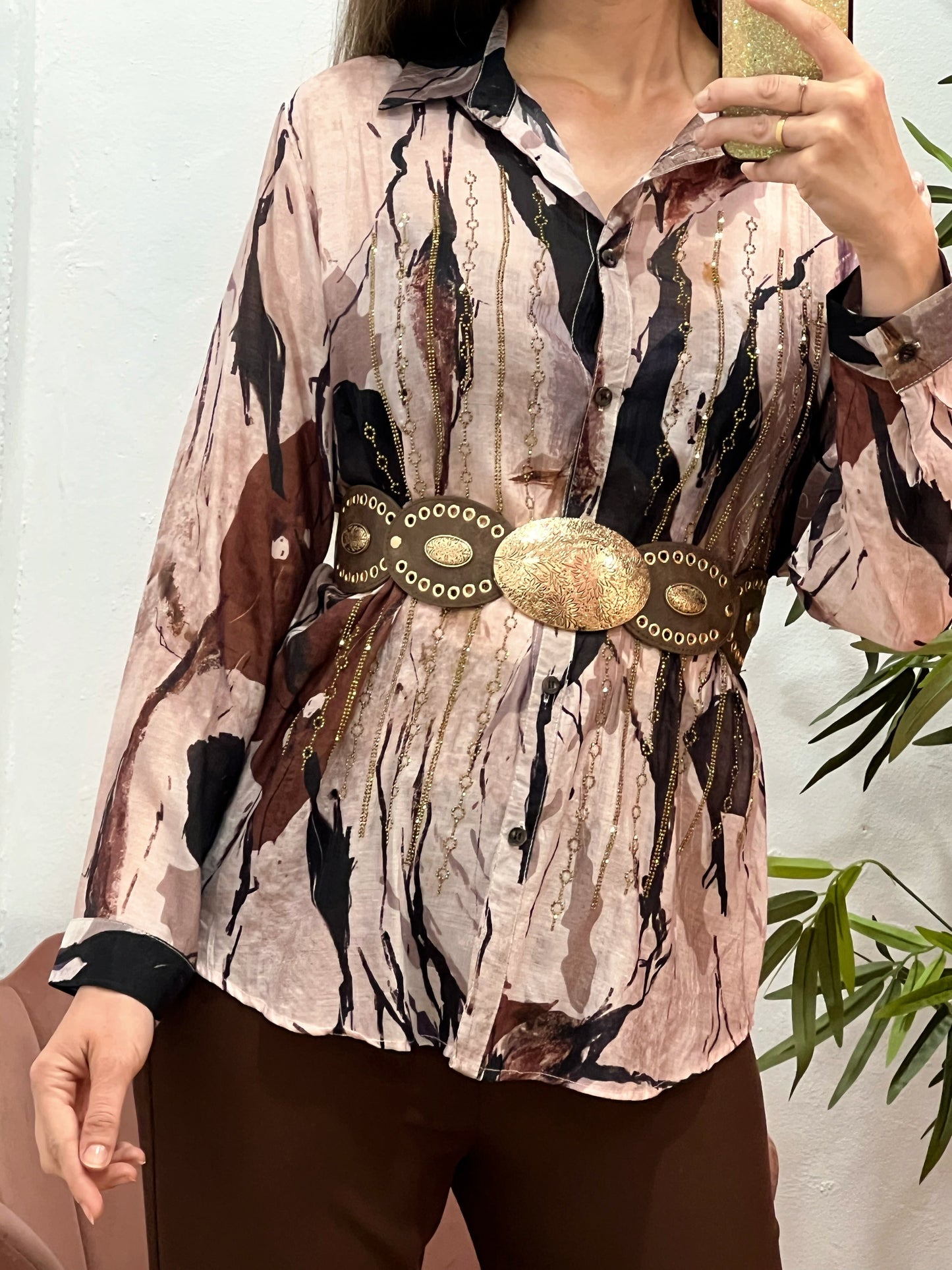 Camisa Fluida Talla Única con Strass Dorado y Estampado Abstracto en Tonos Rosa, Negro y Marrón El Vestidor de Inma
