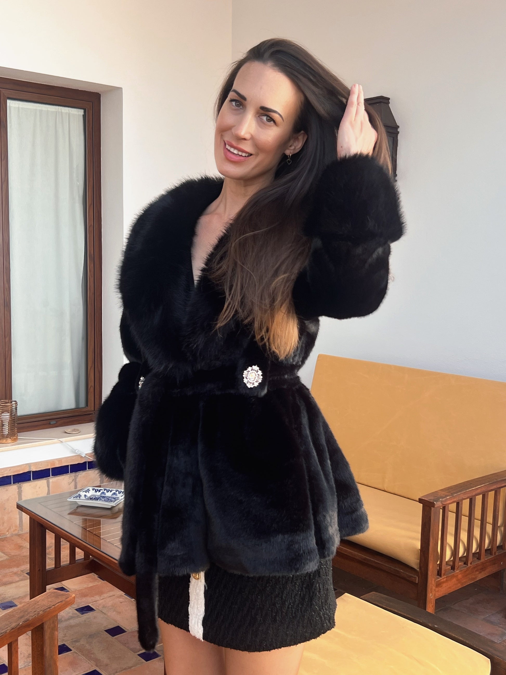 Abrigo de pelo sintético negro con tres broches joya – Talla única El Vestidor de Inma