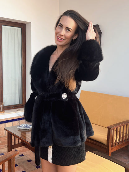 Abrigo de pelo sintético negro con tres broches joya – Talla única El Vestidor de Inma