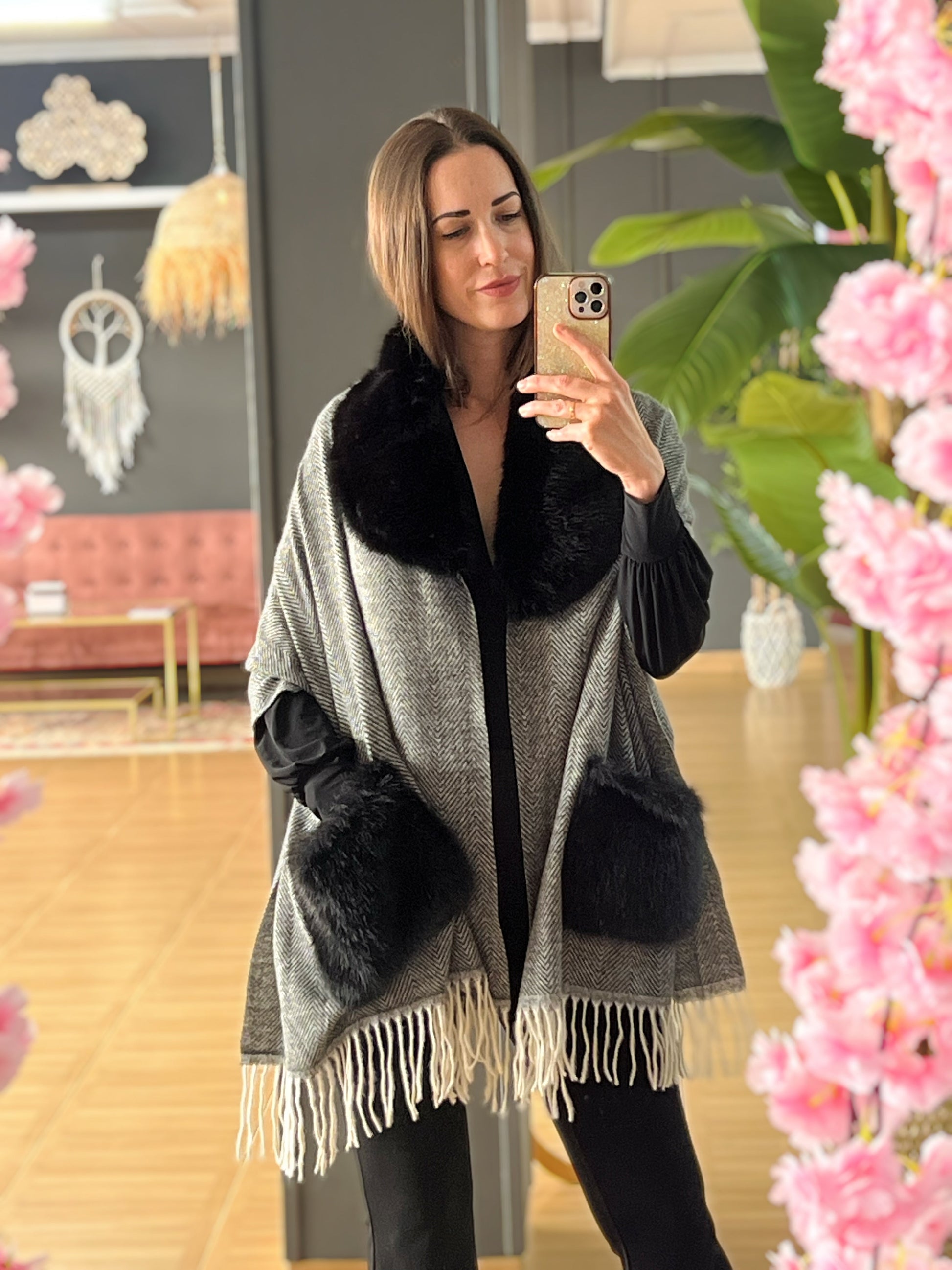 Capa con Bolsillos de Pelo – Talla Única y Disponible en Varios Colores El Vestidor de Inma