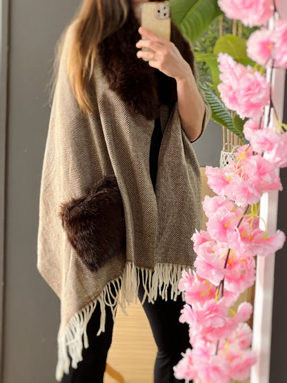 Capa con Bolsillos de Pelo – Talla Única y Disponible en Varios Colores El Vestidor de Inma