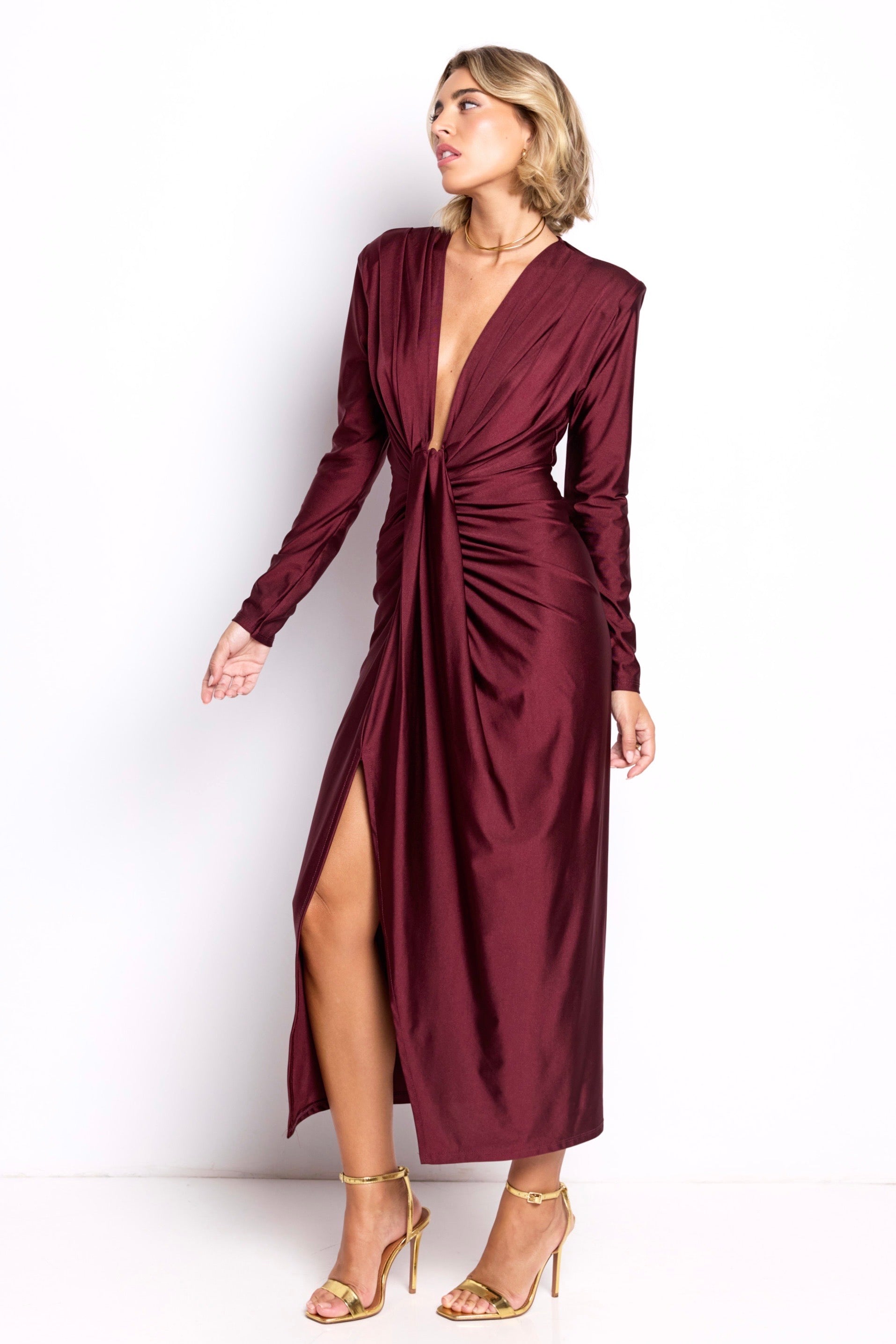 Vestido largo drapeado con escote profundo – Elegancia y sensualidad en cada color El Vestidor de Inma