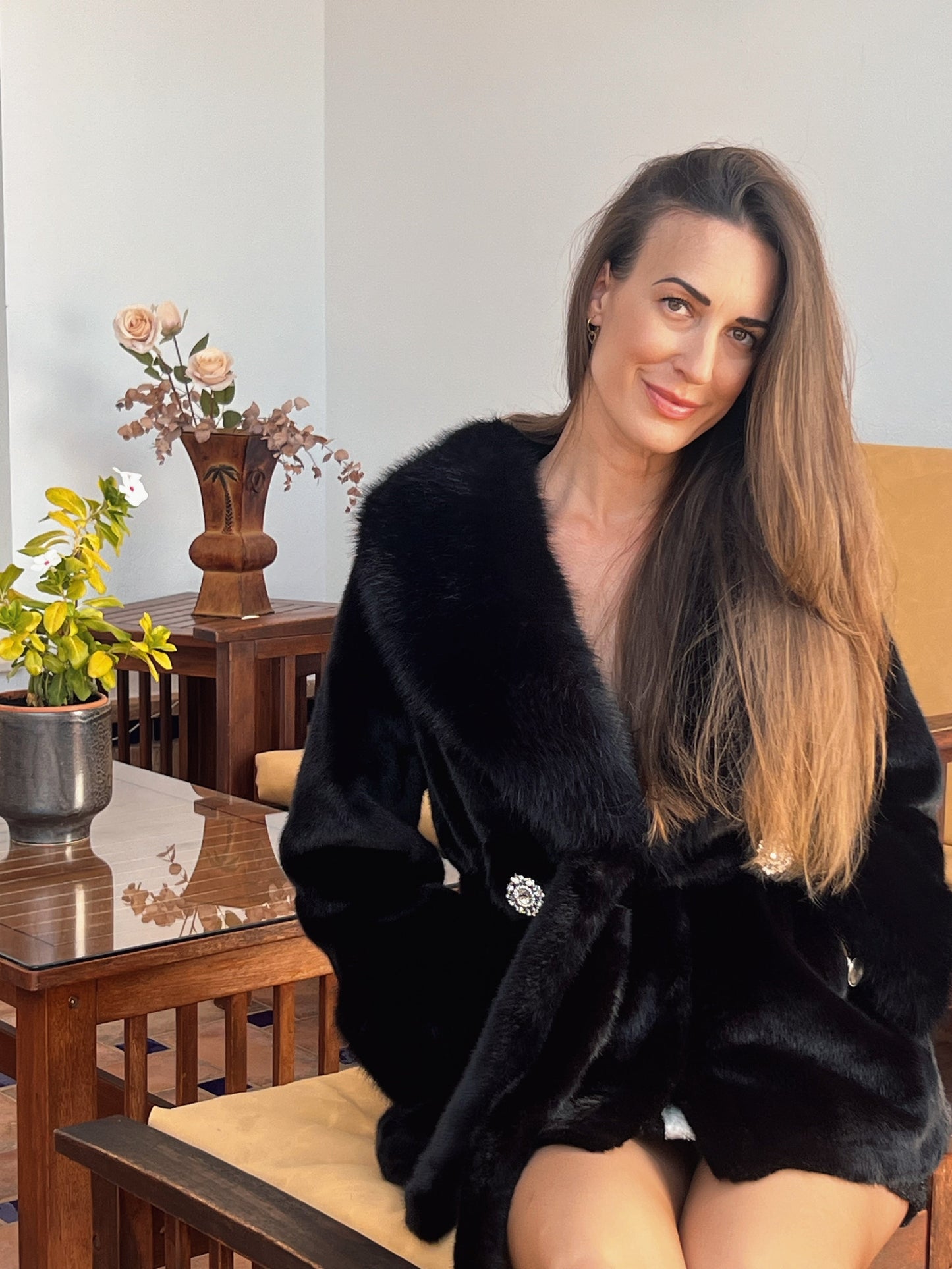 Abrigo de pelo sintético negro con tres broches joya – Talla única El Vestidor de Inma