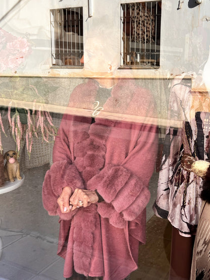 Capa con Pelo Sintético Suave – Talla Única. Elegante y Súper Estilosa El Vestidor de Inma