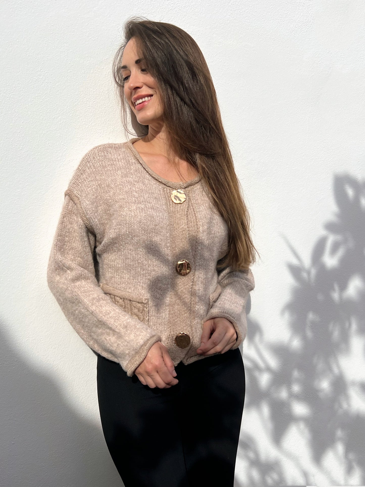 Rebeca de punto con botones dorados – Talla única con bolsillos El Vestidor de Inma