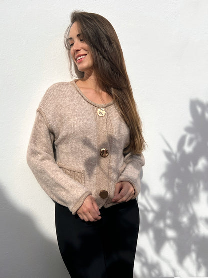 Rebeca de punto con botones dorados – Talla única con bolsillos El Vestidor de Inma