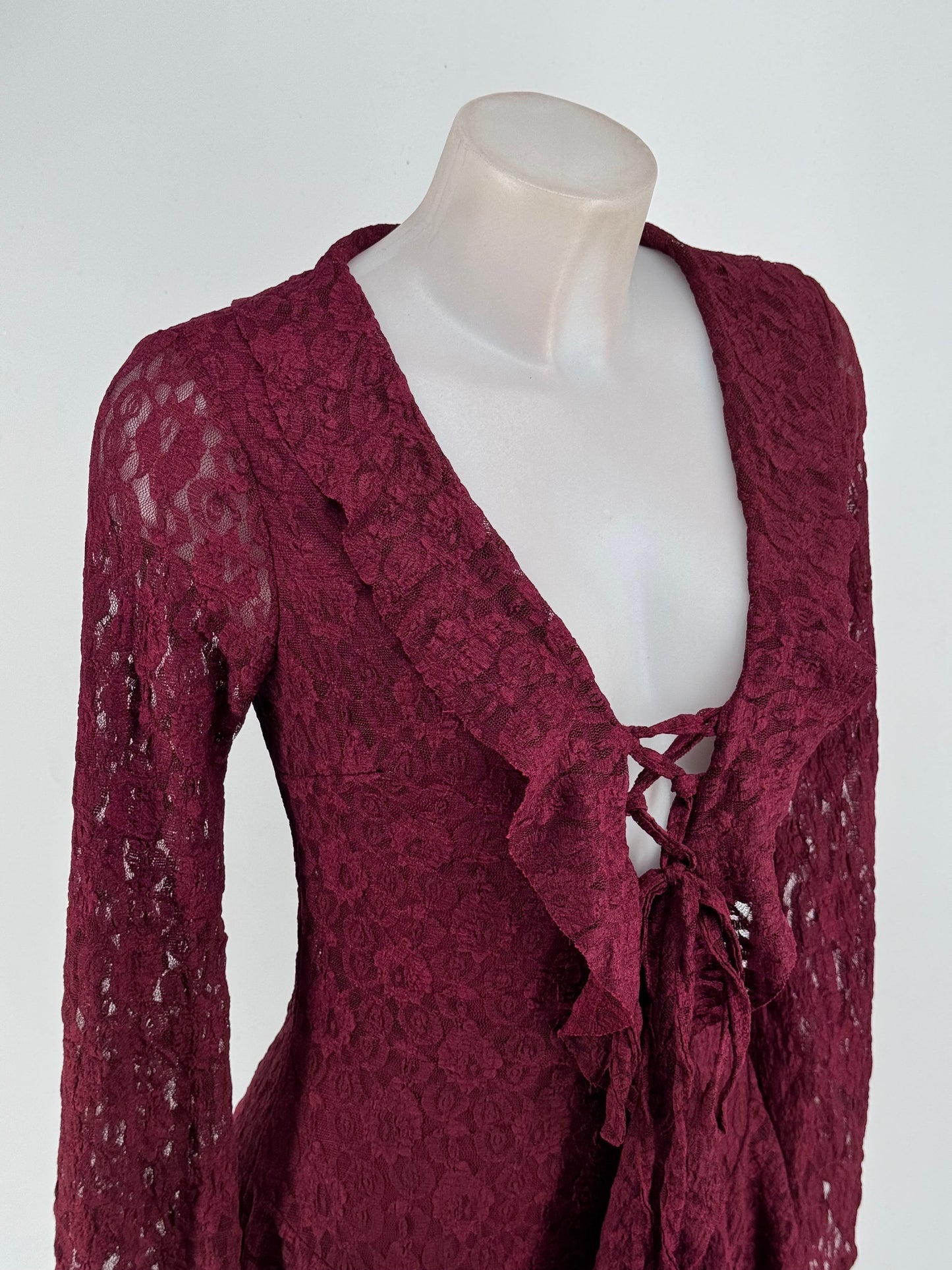 Vestido de encaje con volantes y escote cruzado – Elegancia romántica en varios colores El Vestidor de Inma