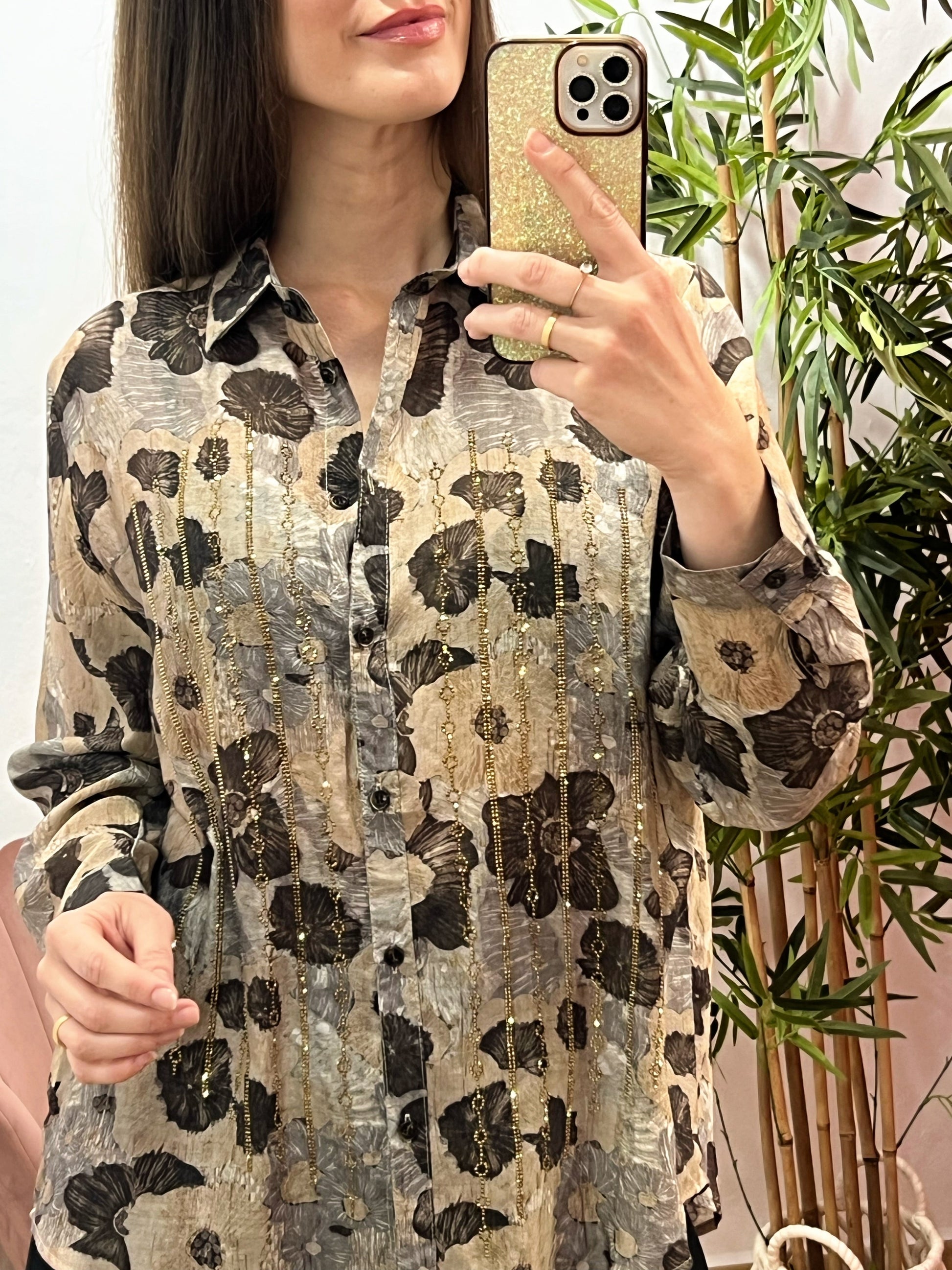 Camisa Fluida Talla Única con Strass Dorado y Estampado en Tonos Gris, Beige y Marrón El Vestidor de Inma