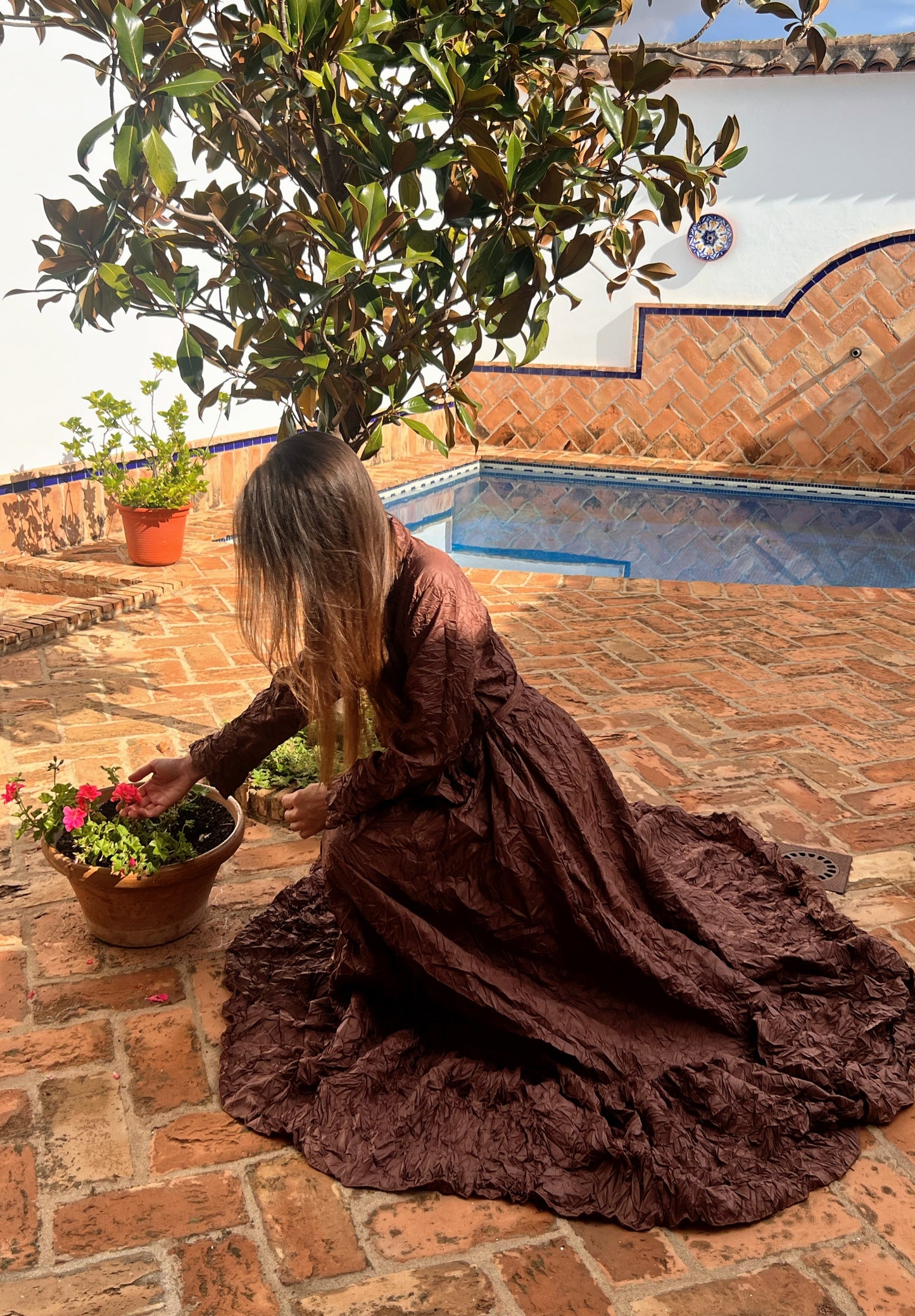 Vestido largo marrón con lazada y bolsillos | Talla única amplia – El Vestidor de Inma El Vestidor de Inma