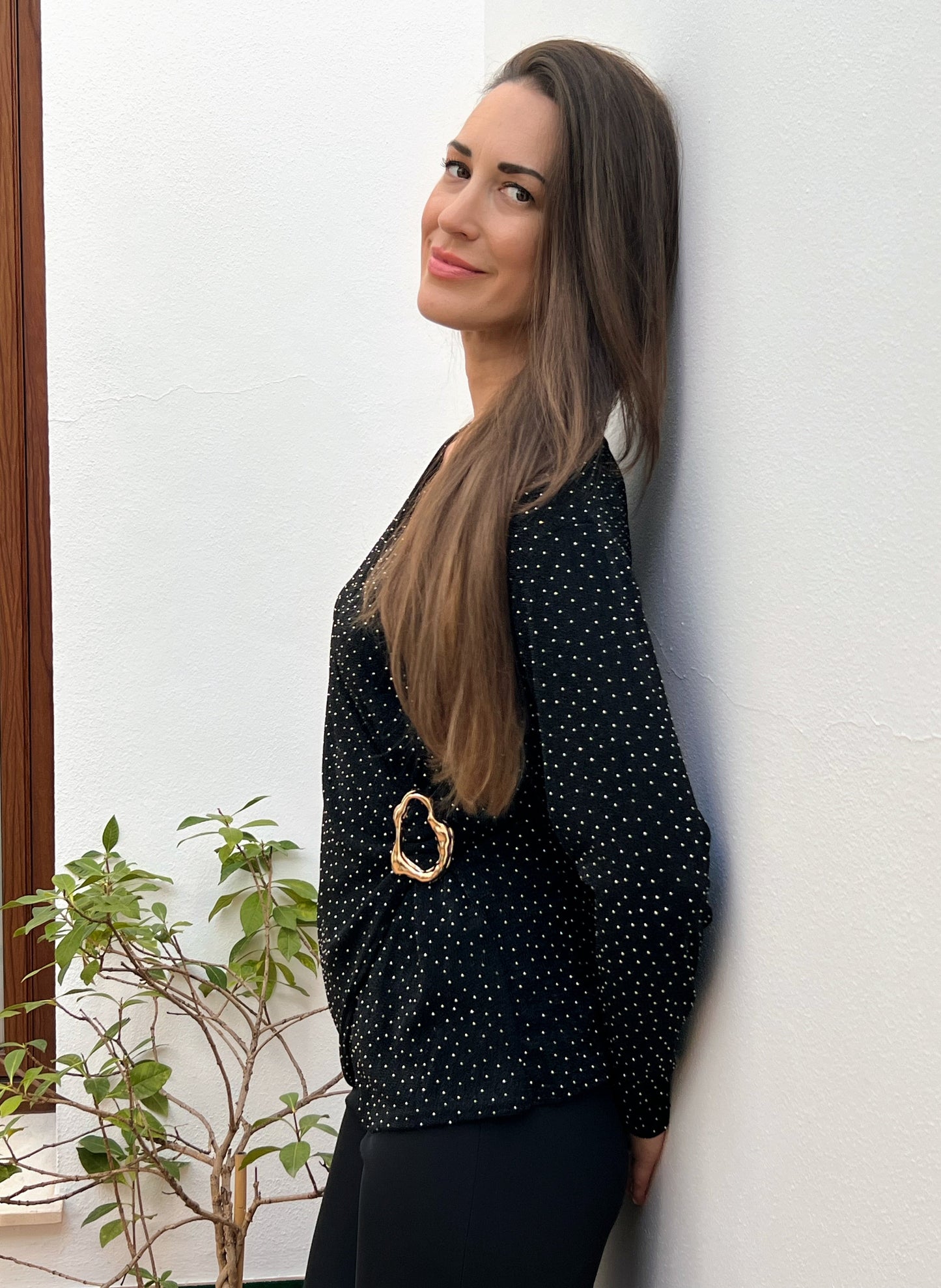 Camiseta Talla Única con Hebilla Dorada – Disponible en Azul y Negro | El Vestidor de Inma El Vestidor de Inma