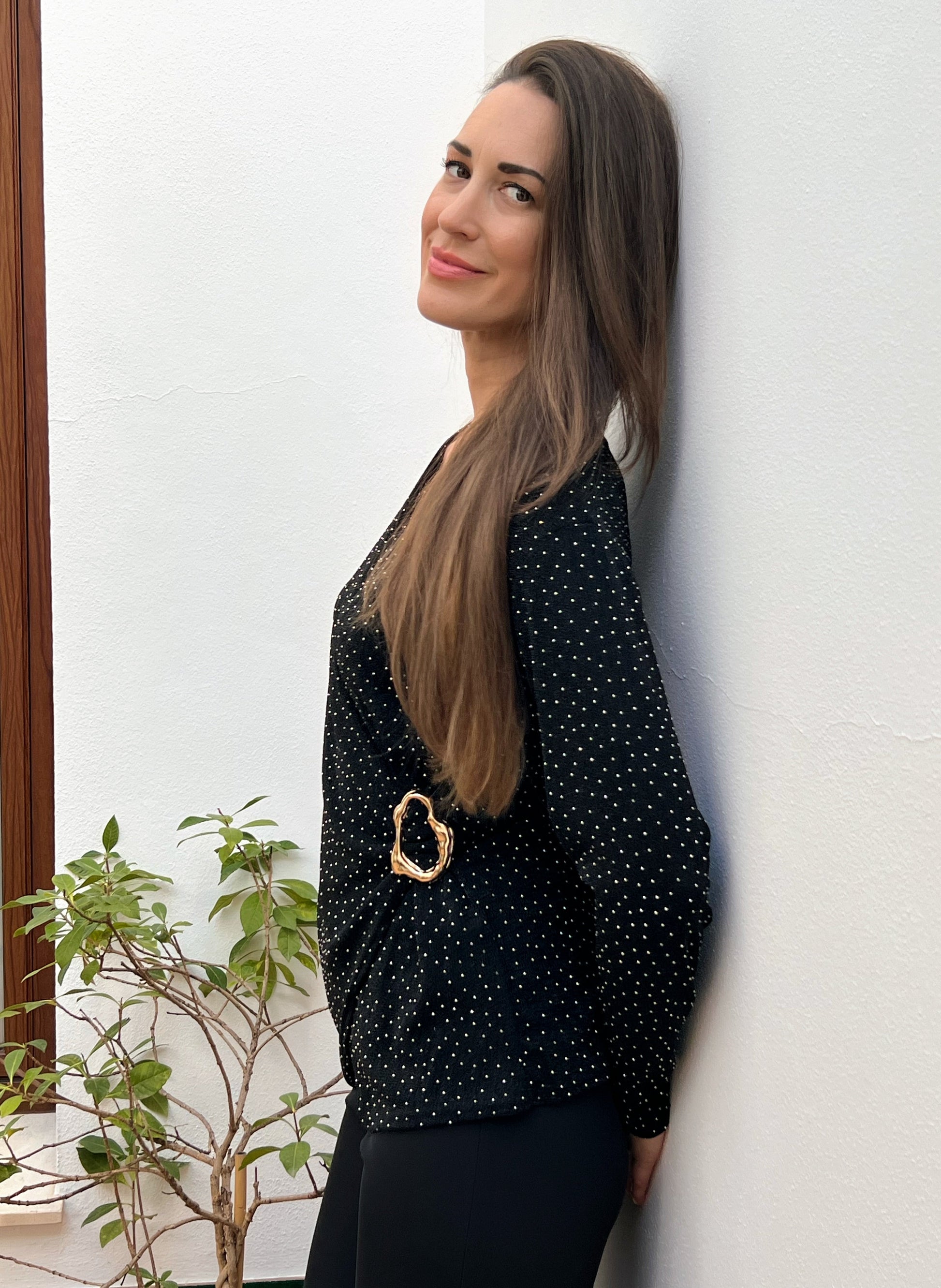 Camiseta Talla Única con Hebilla Dorada – Disponible en Azul y Negro | El Vestidor de Inma El Vestidor de Inma