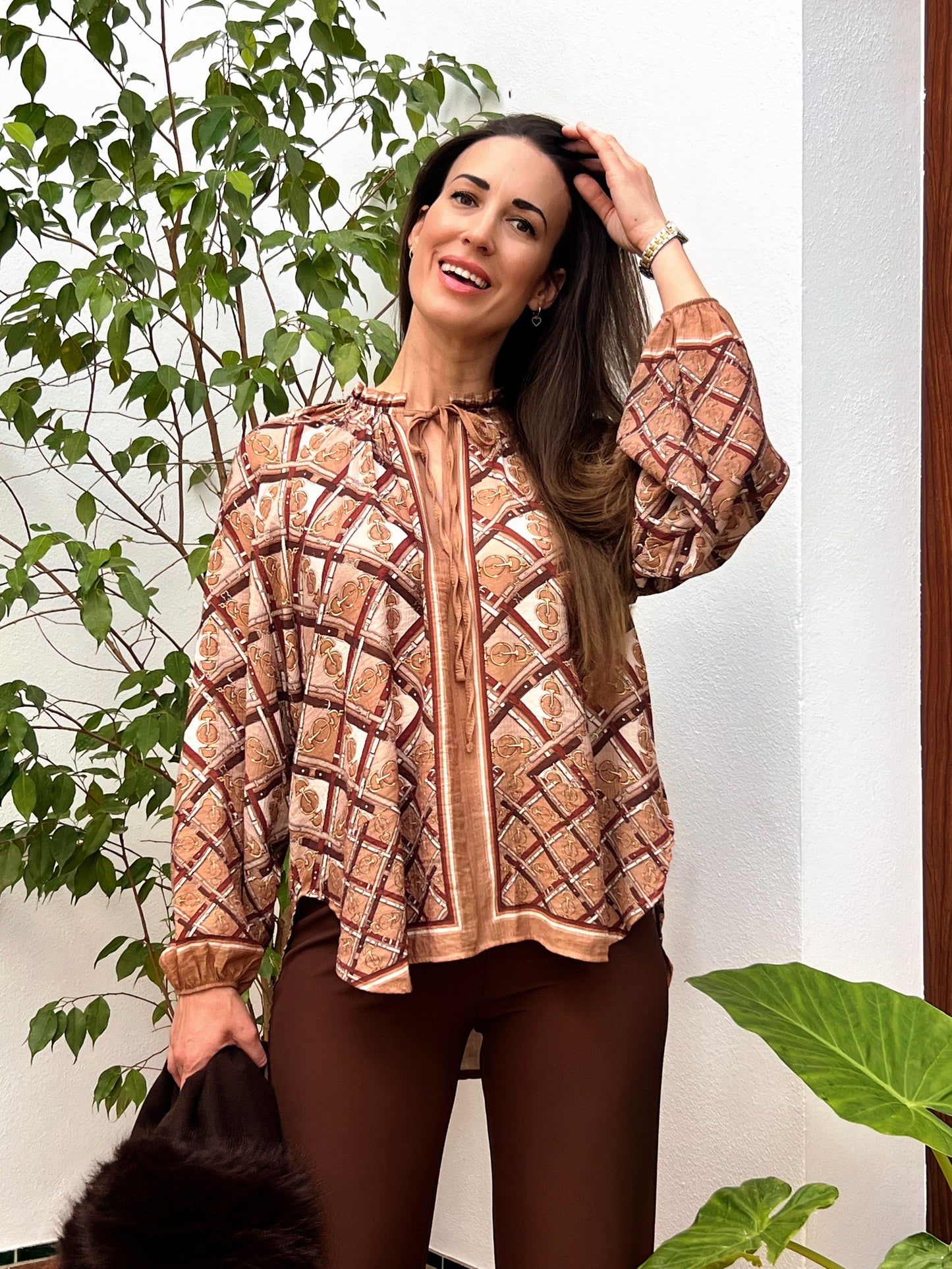 Camisa Estampada Étnica en Tonos Tierra – Talla Única El Vestidor de Inma