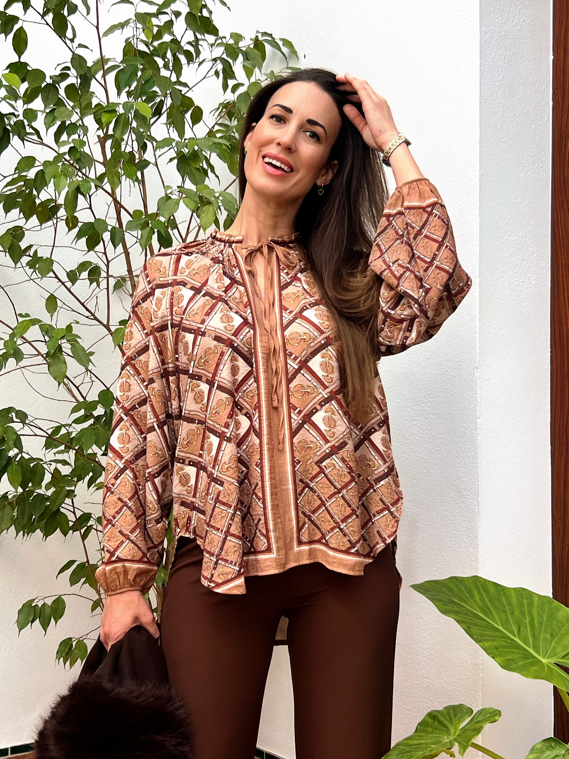 Camisa Estampada Étnica en Tonos Tierra – Talla Única El Vestidor de Inma