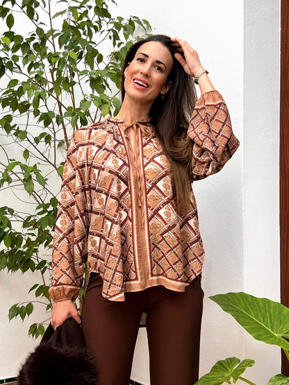 Camisa Estampada Étnica en Tonos Tierra – Talla Única El Vestidor de Inma