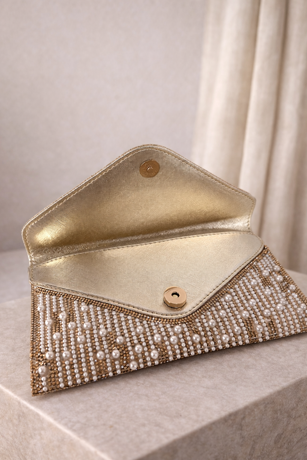 Cartera de Invitada Dorada con Perlas y Pedrería | Bolso Clutch Elegante para Bodas y Eventos El Vestidor de Inma