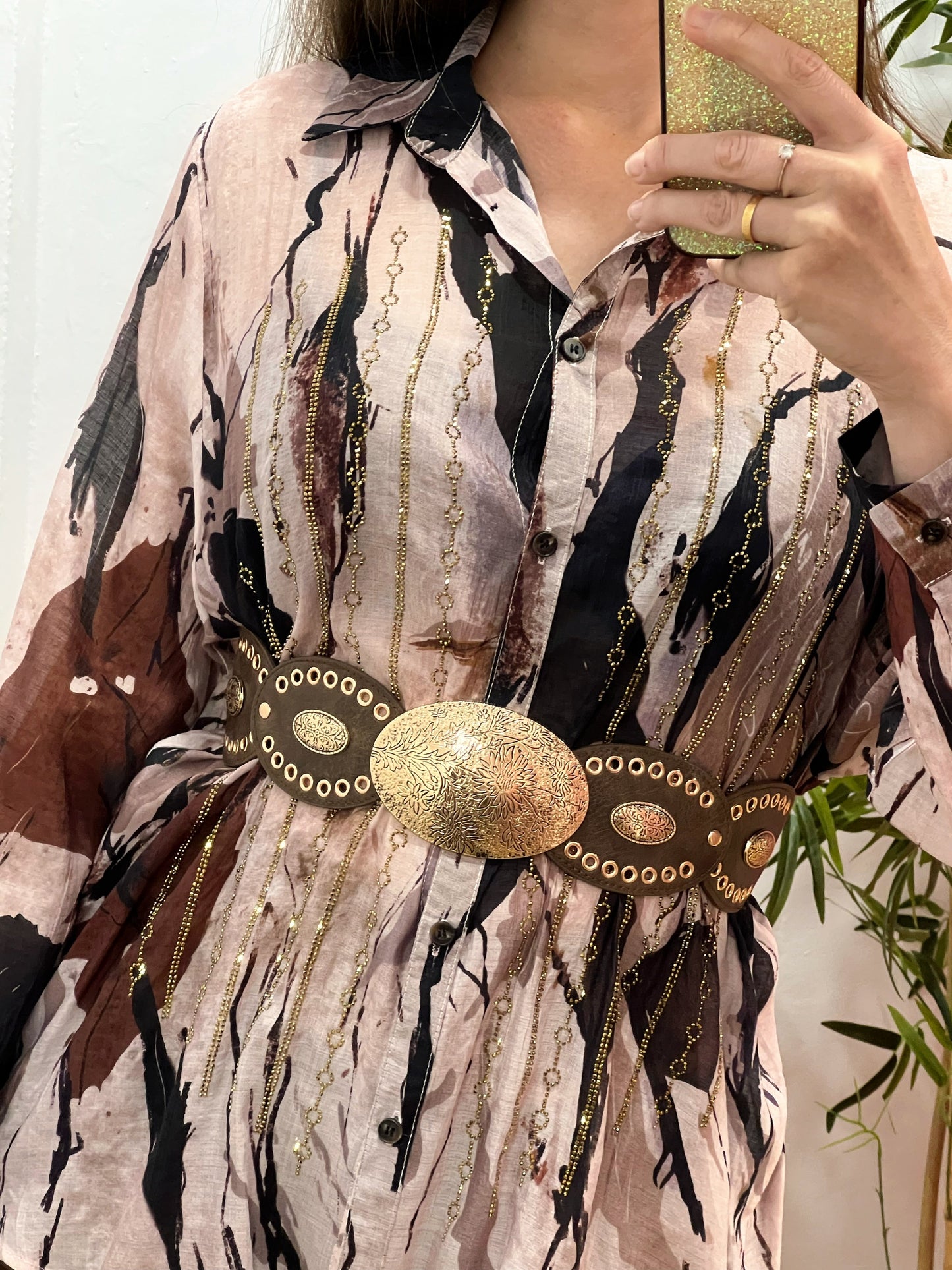 Camisa Fluida Talla Única con Strass Dorado y Estampado Abstracto en Tonos Rosa, Negro y Marrón El Vestidor de Inma