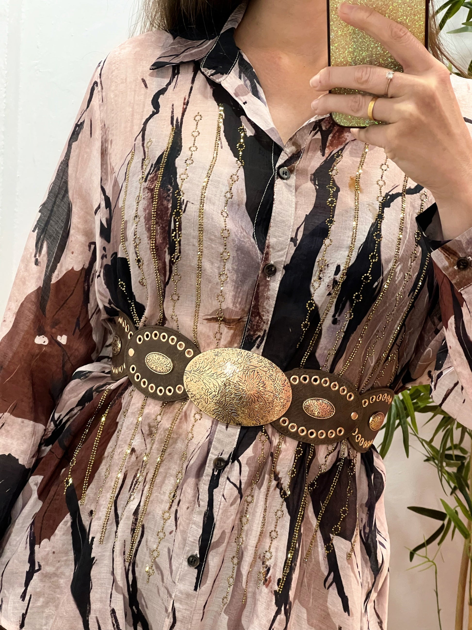 Camisa Fluida Talla Única con Strass Dorado y Estampado Abstracto en Tonos Rosa, Negro y Marrón El Vestidor de Inma