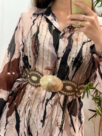 Camisa Fluida Talla Única con Strass Dorado y Estampado Abstracto en Tonos Rosa, Negro y Marrón El Vestidor de Inma