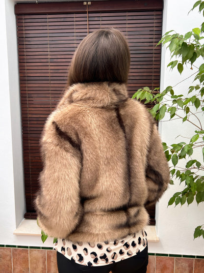 Chaqueta de Pelo Sintético con Broches y Bolsillos – Talla Única El Vestidor de Inma