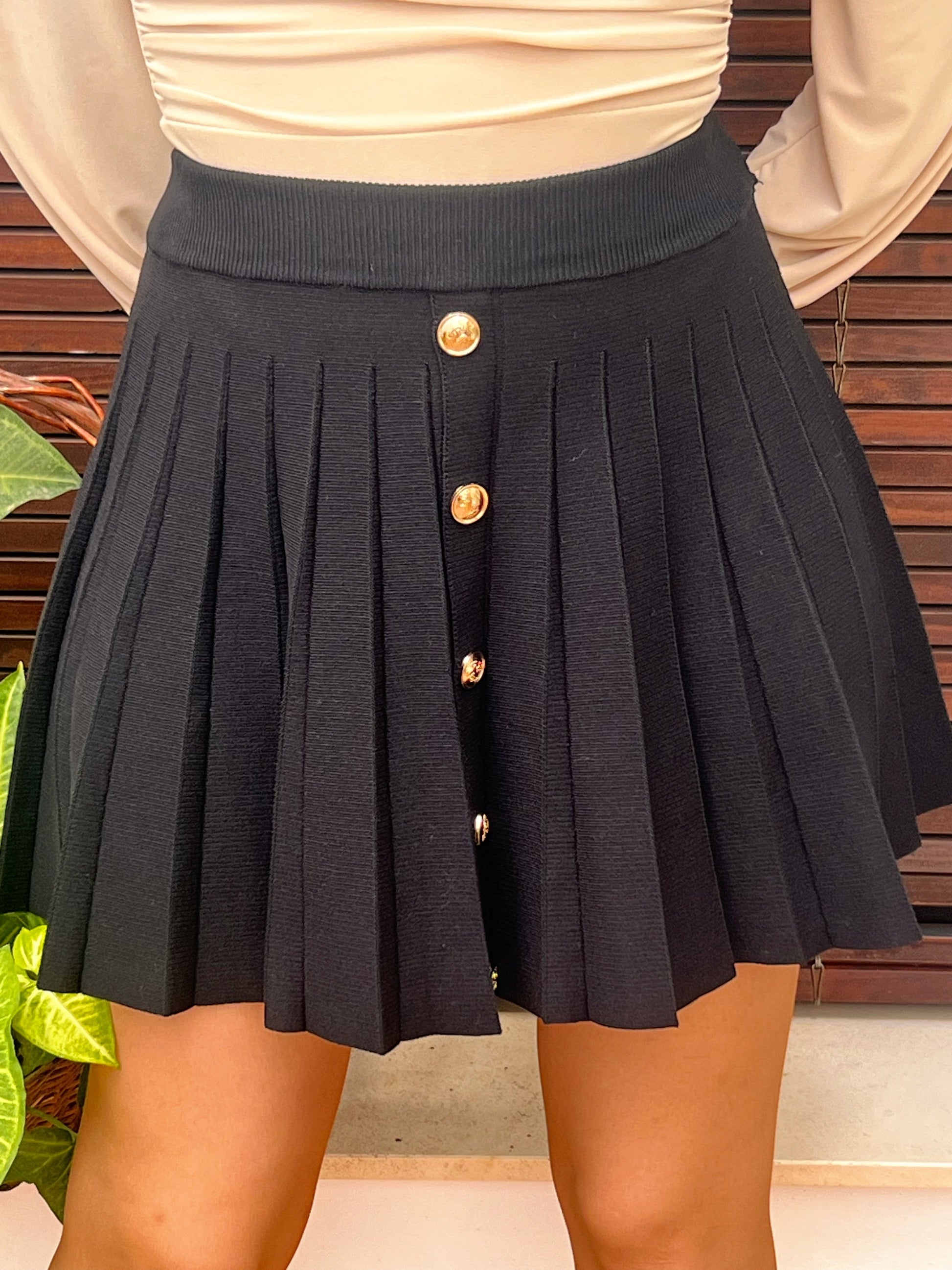 Falda Plisada Negra con Botones Dorados – Talla Única El Vestidor de Inma