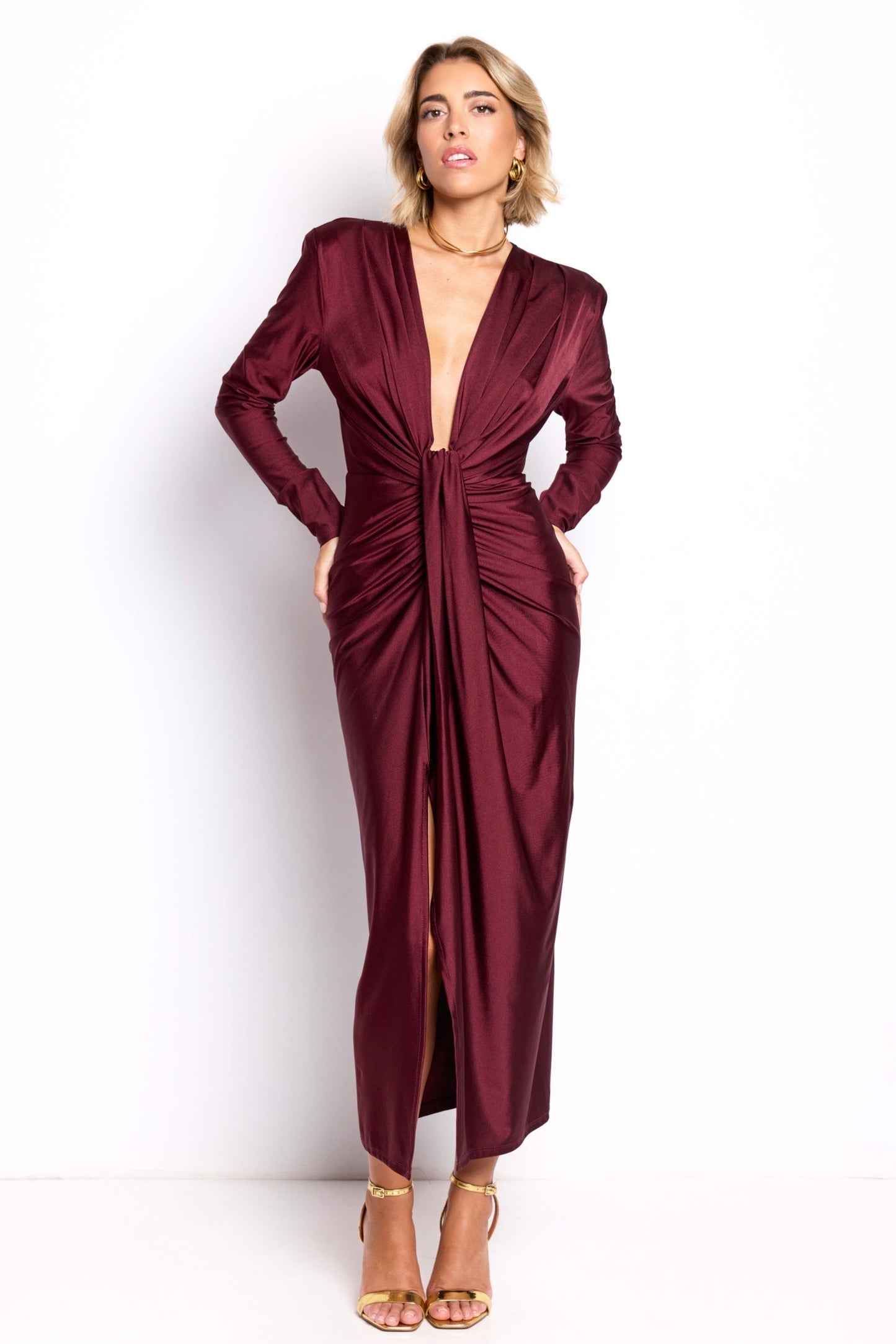 Vestido largo drapeado con escote profundo – Elegancia y sensualidad en cada color El Vestidor de Inma