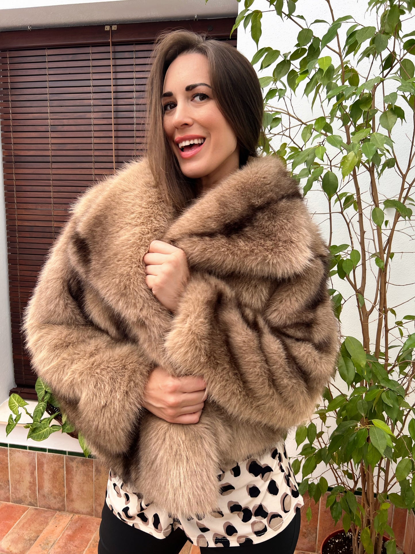 Chaqueta de Pelo Sintético con Broches y Bolsillos – Talla Única El Vestidor de Inma