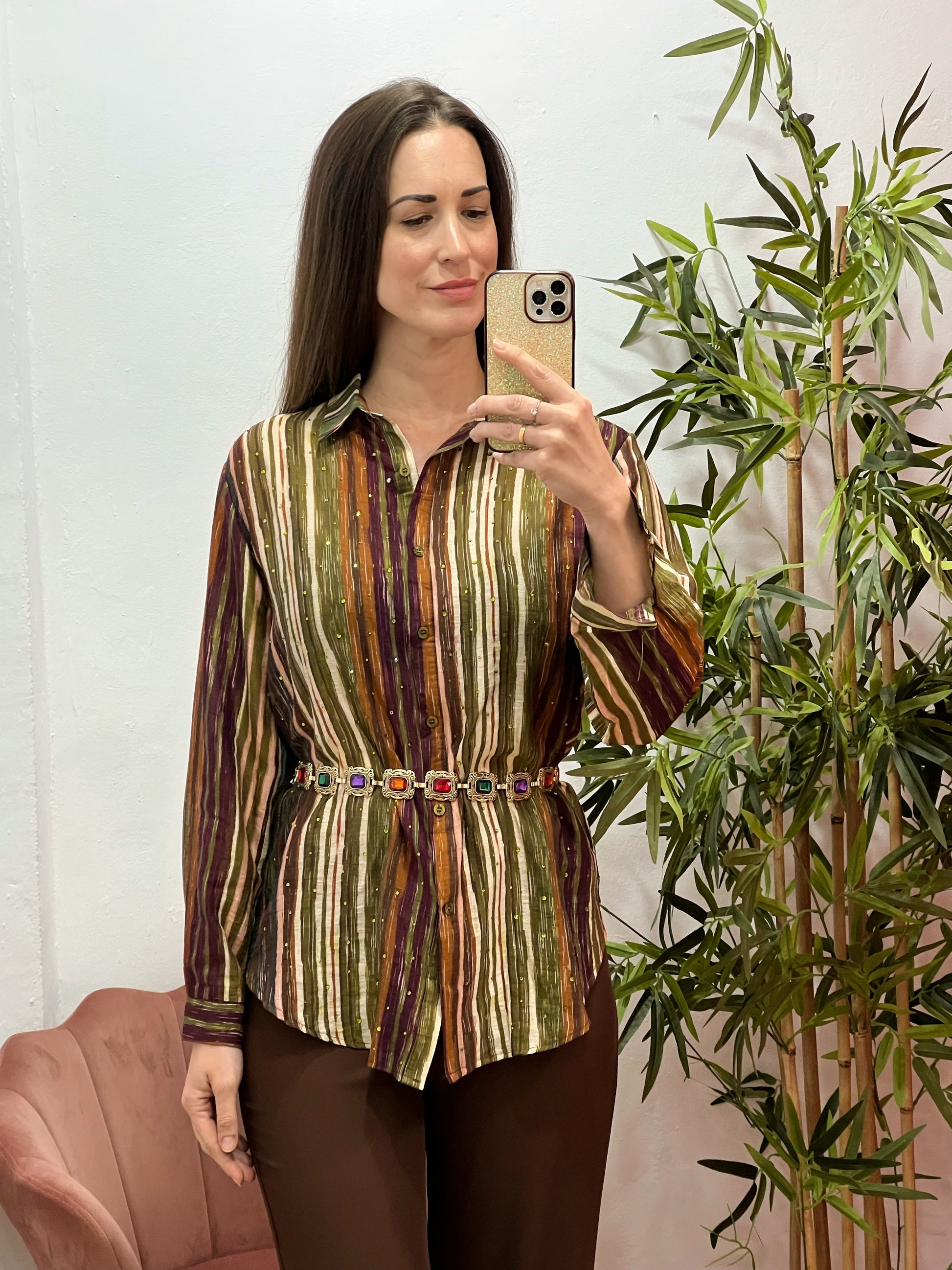 Camisa Talla Única con Rayas en Tonos Tierra y Detalles de Strass Verde – Tejido Fluido El Vestidor de Inma