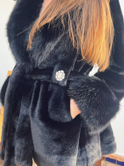 Abrigo de pelo sintético negro con tres broches joya – Talla única El Vestidor de Inma