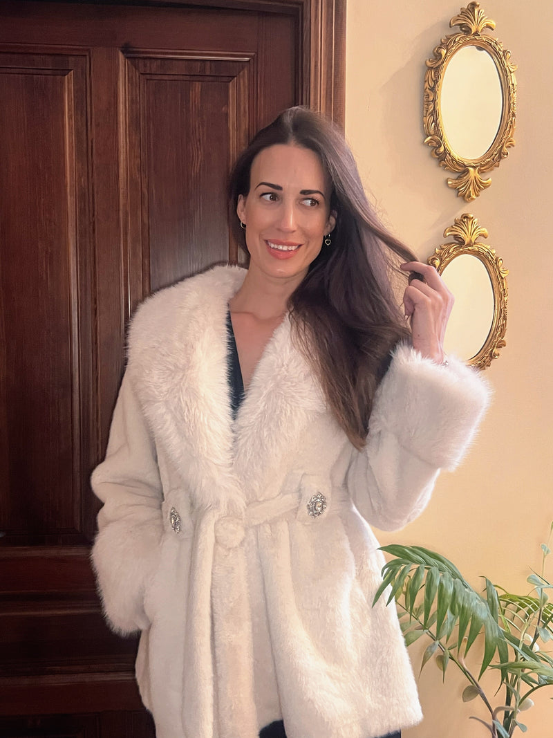 Abrigo de pelo sintético blanco con tres broches joya – Talla única